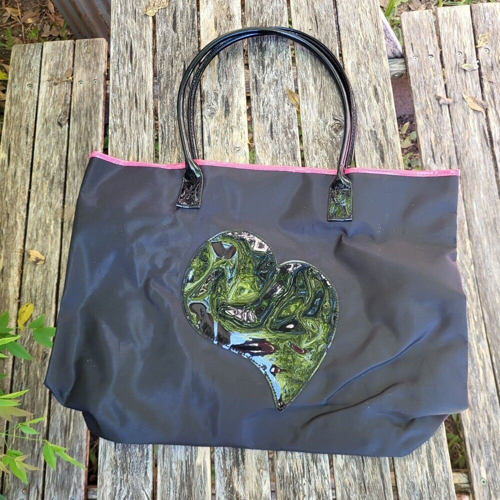 HEART Guess shoulder bag tote shopping black and hot pink inside